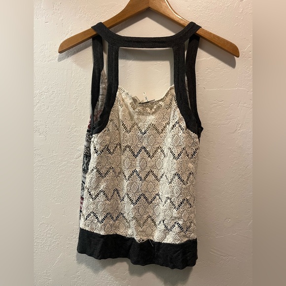 Buckle Gimmicks Lace Detail Linen Top - Picture 2 of 11